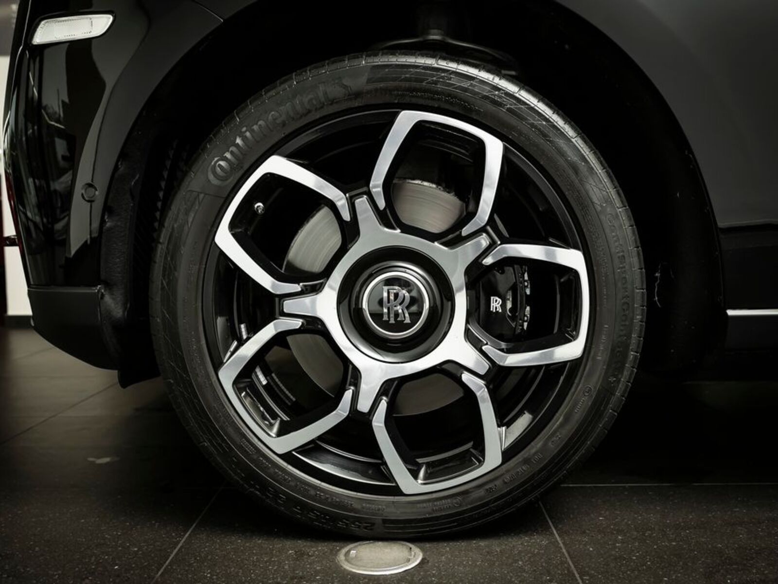 Rolls-Royce Cullinan 25