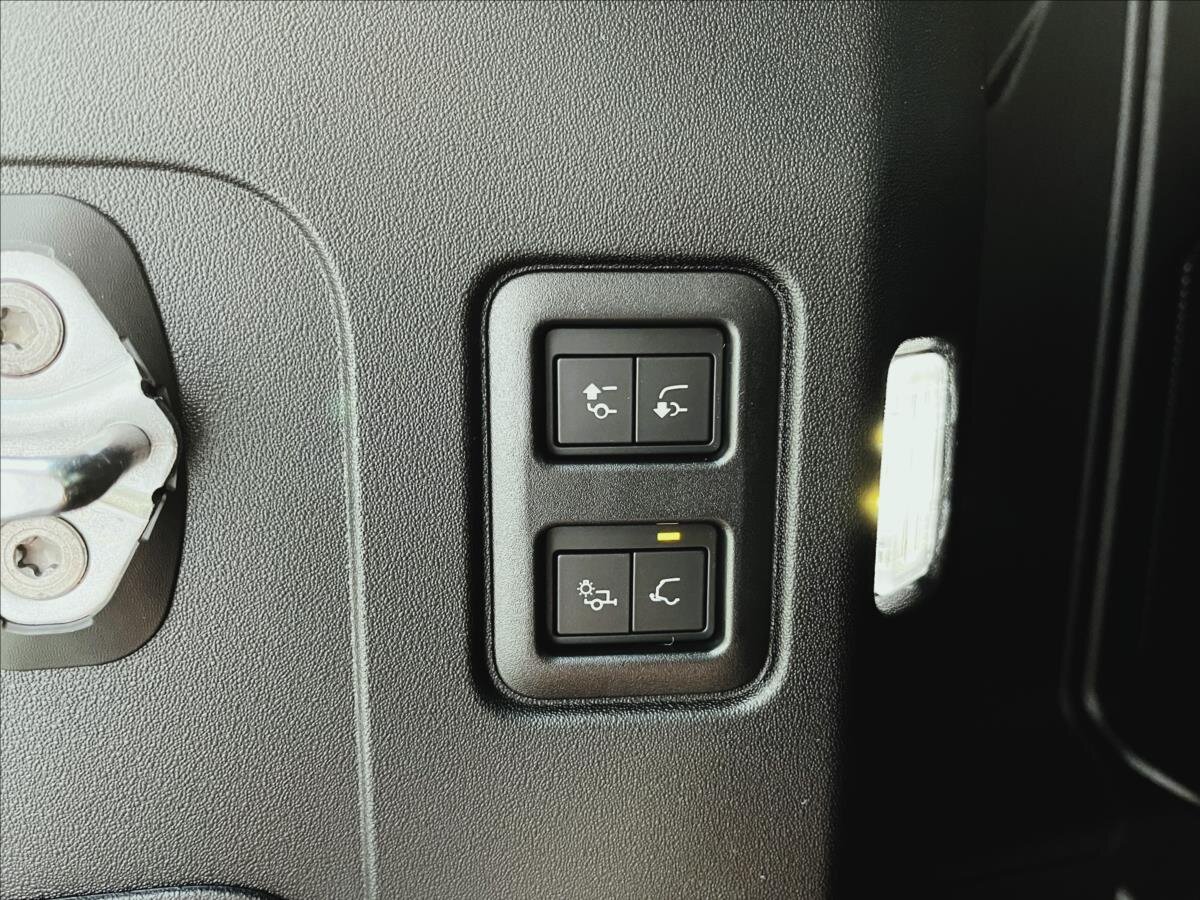 Land Rover Defender SUV / Terénní 3,0 l 147 kw