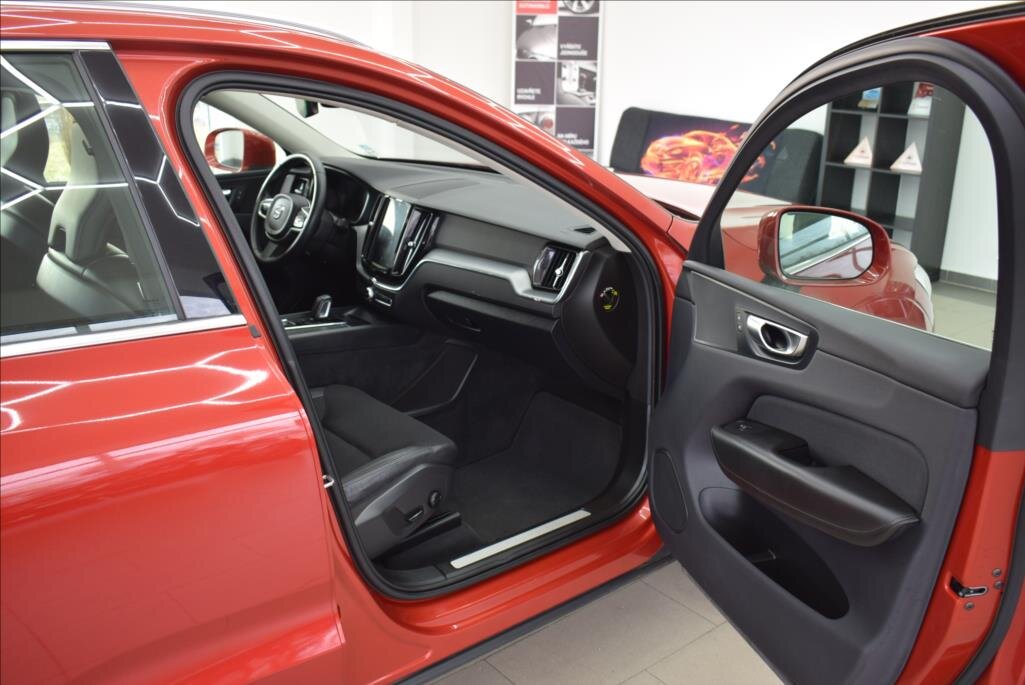 Volvo XC60 SUV / Terénní 2,0 l 223 kw