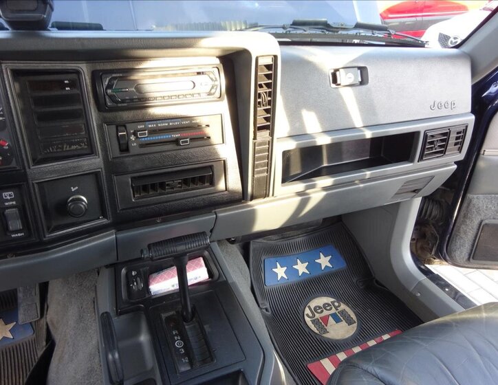 Jeep Cherokee SUV / Terénní 4,0 l 136 kw