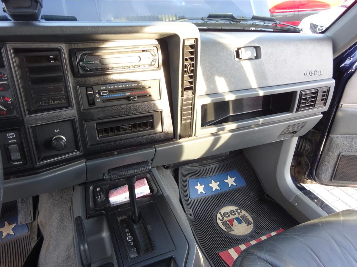 Jeep Cherokee SUV / Terénní 4,0 l 136 kw