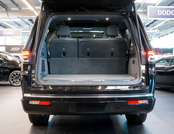 Jeep Grand Wagoneer SUV 6,4 l 351 kw