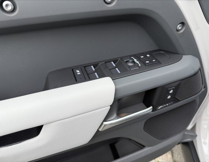 Land Rover Defender SUV 3,0 l 184 kw