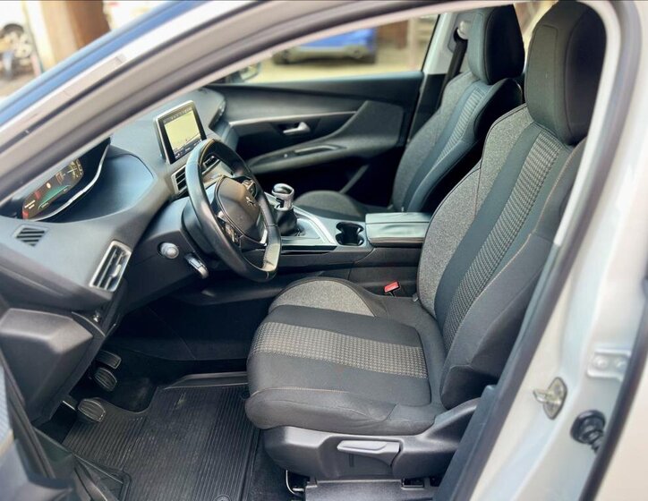 Peugeot 3008 SUV 1,2 l 96 kw