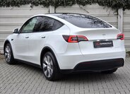 Tesla Model Y 4