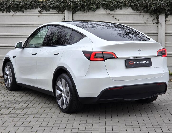 Tesla Model Y 4