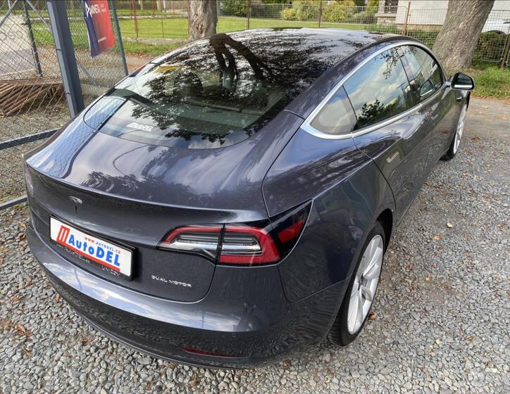 Tesla Model 3 8