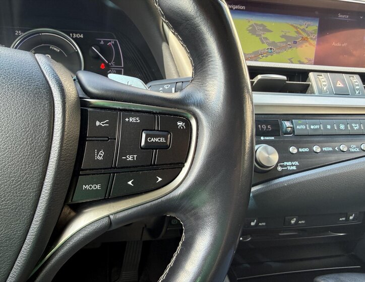 Lexus ES 300h Sedan / Limuzína 2,5 l 131 kw