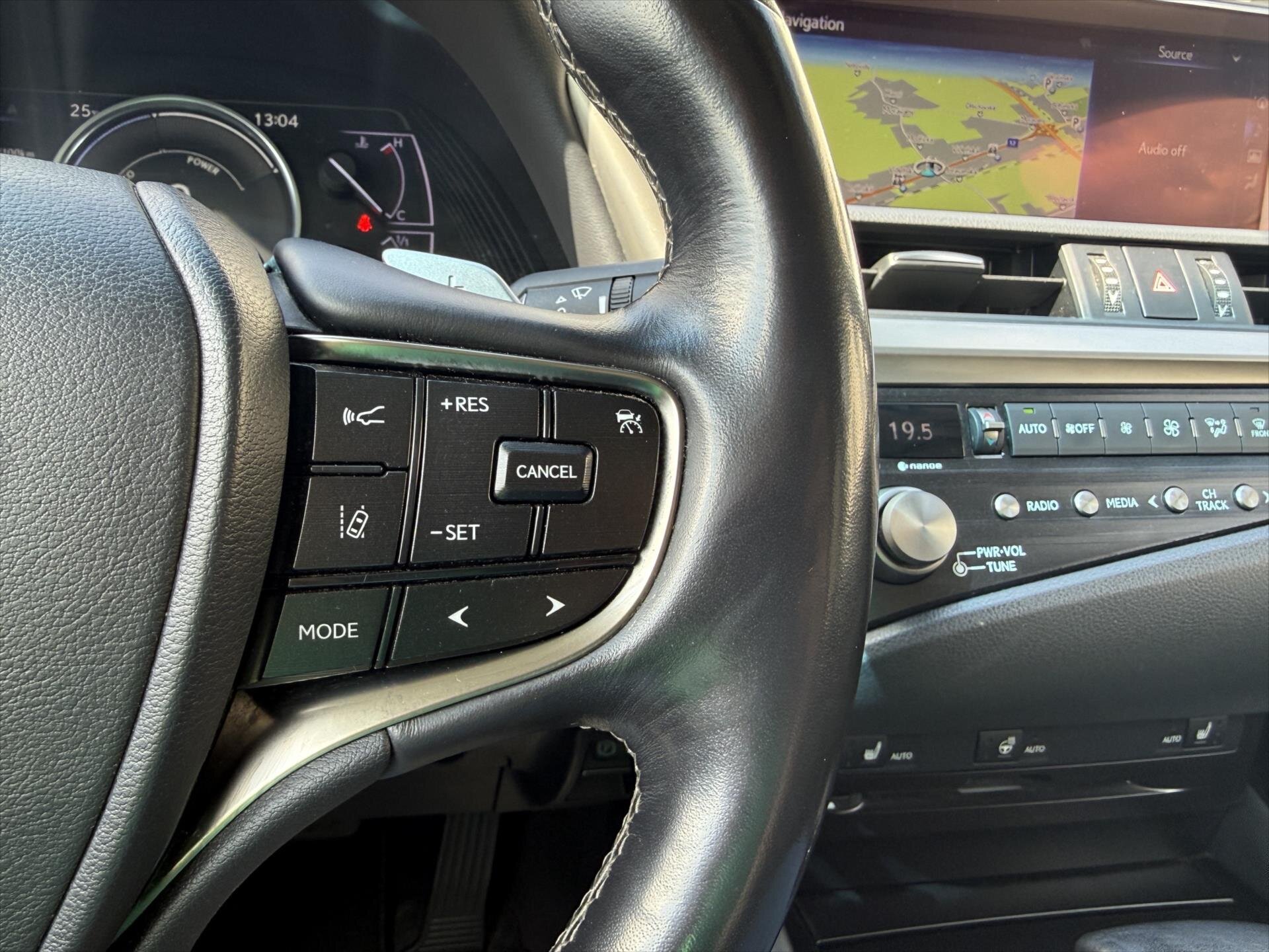 Lexus ES 300h Sedan / Limuzína 2,5 l 131 kw