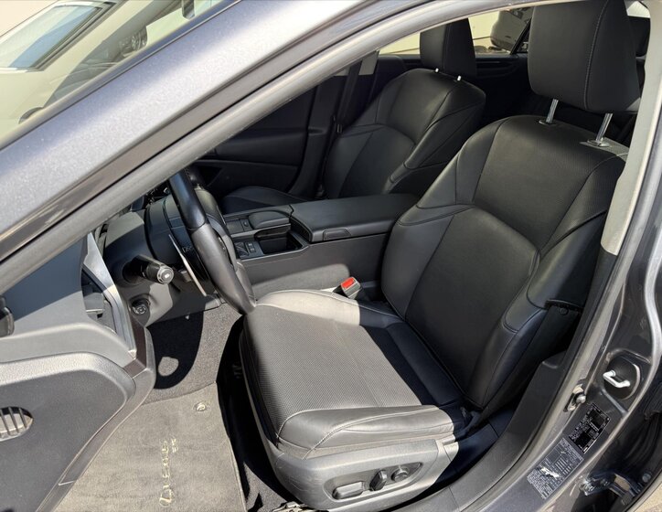 Lexus ES 300h Sedan / Limuzína 2,5 l 131 kw