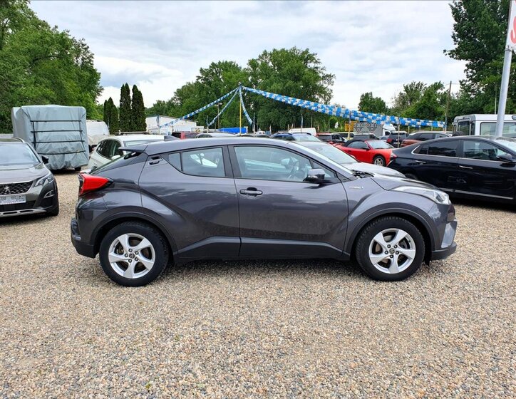 Toyota C-HR 4