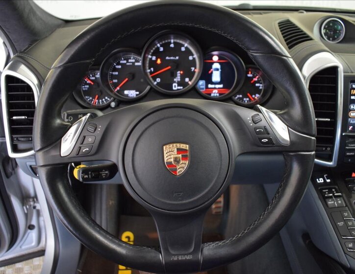 Porsche Cayenne SUV 4,8 l 405 kw