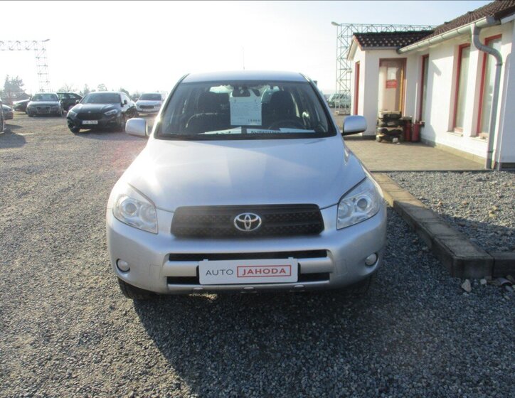 Toyota RAV4 SUV / Terénní 2,2 l 100 kw