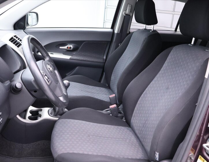 Toyota Urban Cruiser 10