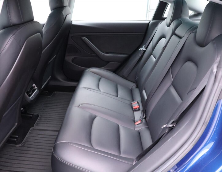 Tesla Model 3 Sedan / Limuzína 0,0 324 kw