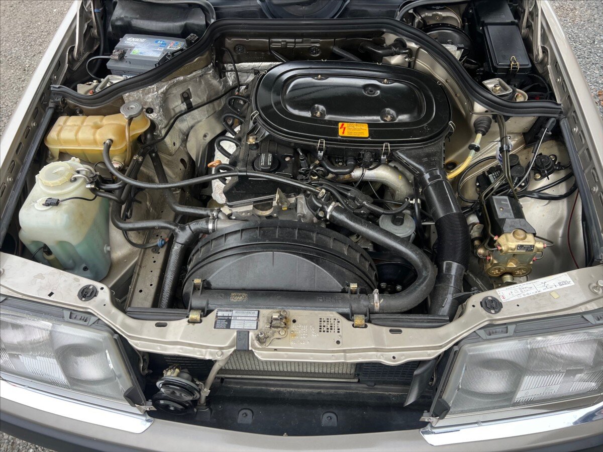 Mercedes-Benz 124 Sedan 2,3 l 97 kw