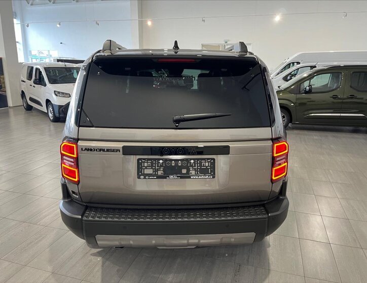 Toyota Land Cruiser 6