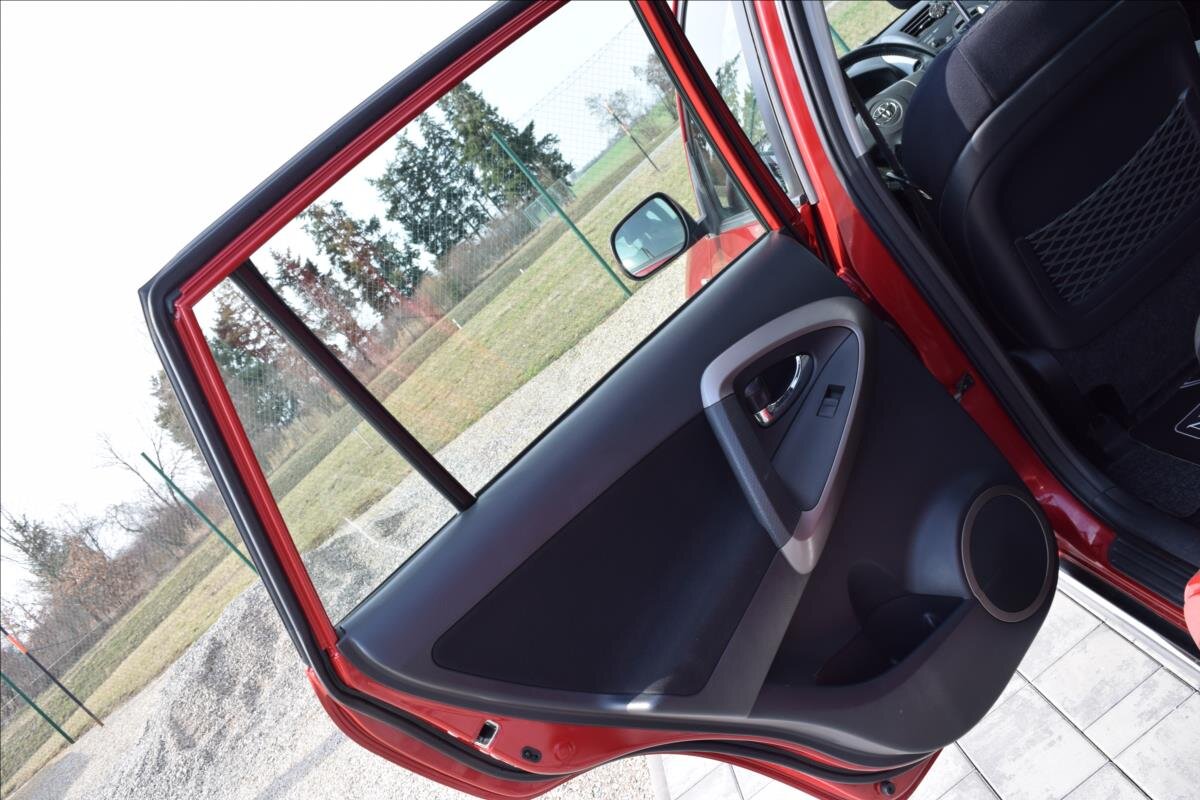 Toyota RAV4 SUV / Terénní 2,2 l 100 kw