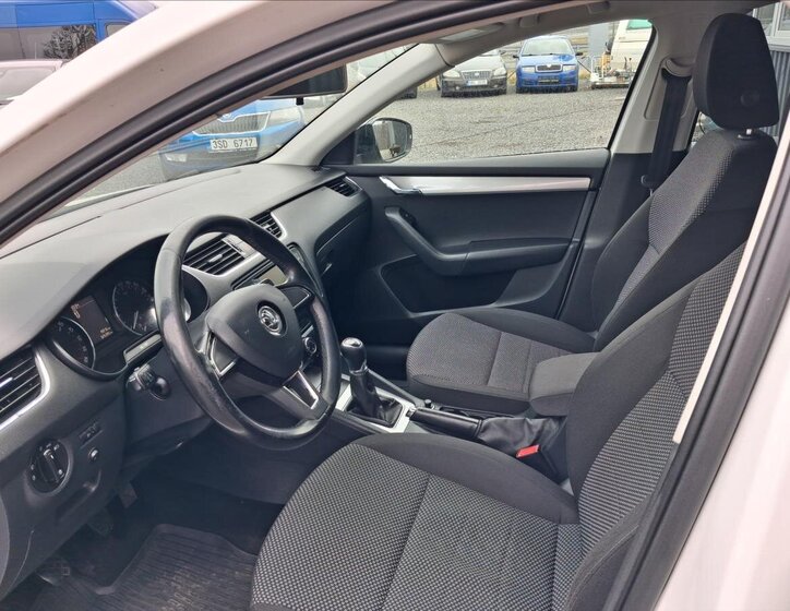 Škoda Octavia Sedan / Limuzína 1,6 l 66 kw