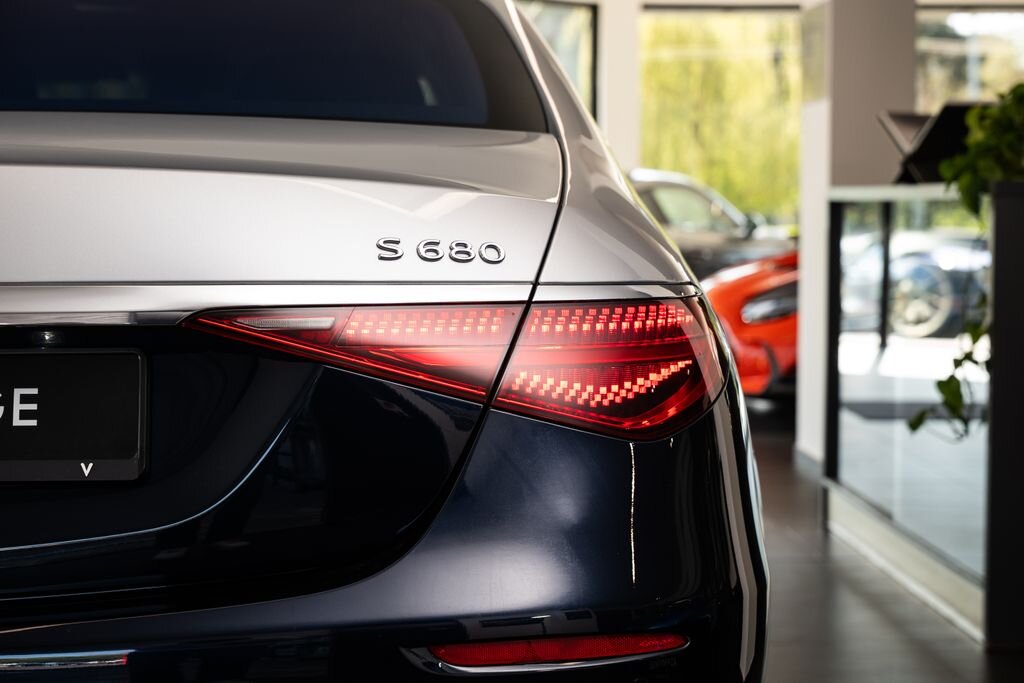 Mercedes-Benz Ostatní Sedan / Limuzína 6,0 l 450 kw