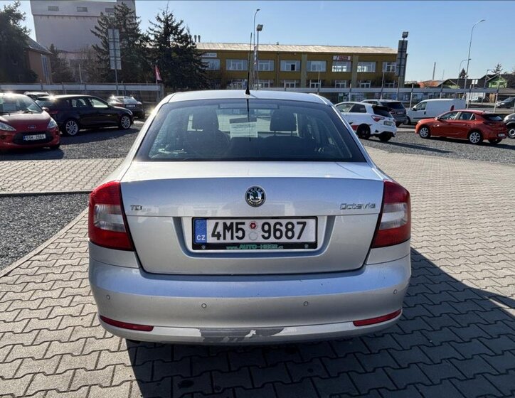 Škoda Octavia Sedan / Limuzína 1,6 l 77 kw