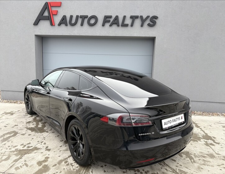 Tesla Model S 4
