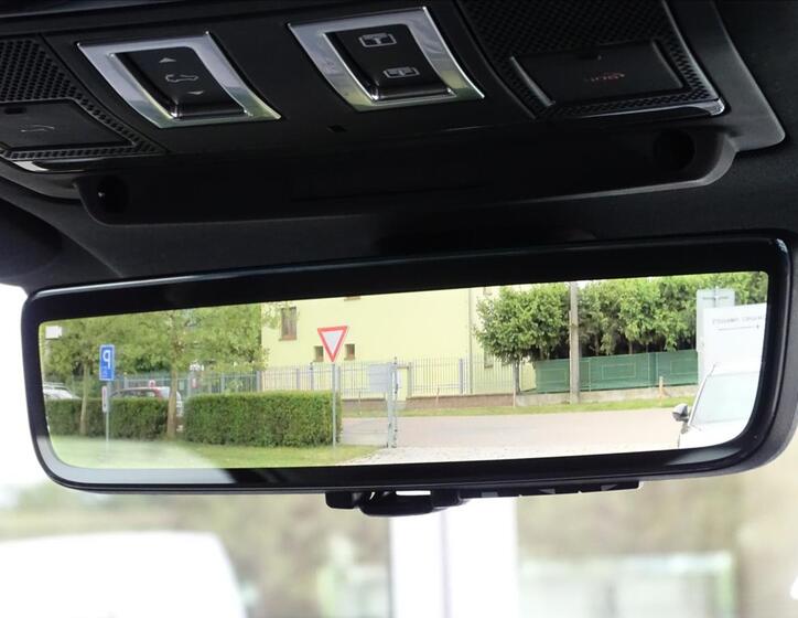 Land Rover Defender 25