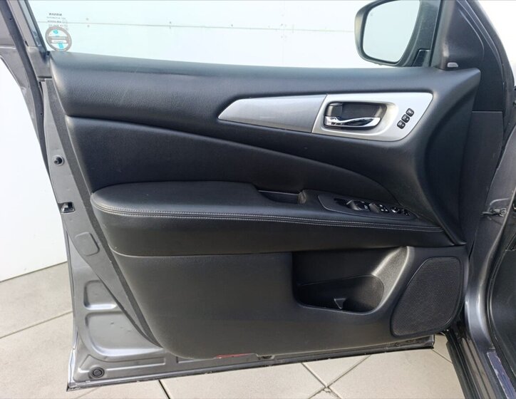 Nissan Pathfinder SUV 3,5 l 212 kw