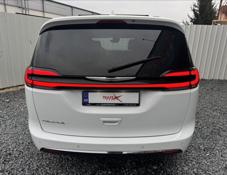 Chrysler Pacifica 12