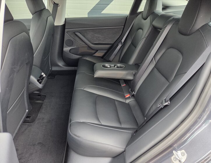 Tesla Model 3 Sedan / Limuzína 0,0 208 kw