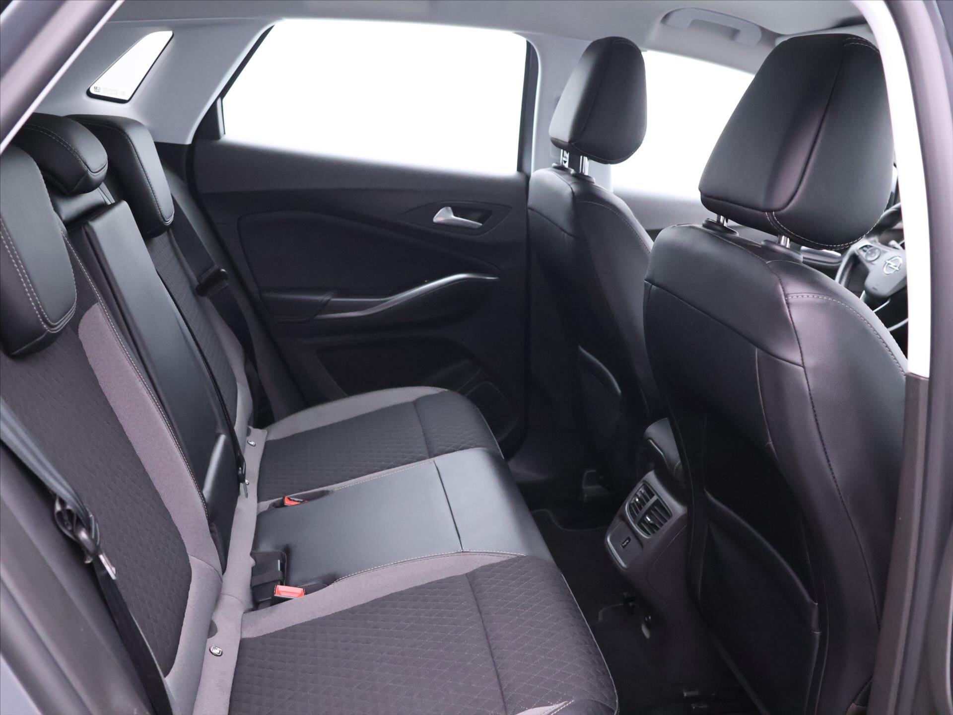 Opel Grandland X SUV / Terénní 1,6 l 147 kw