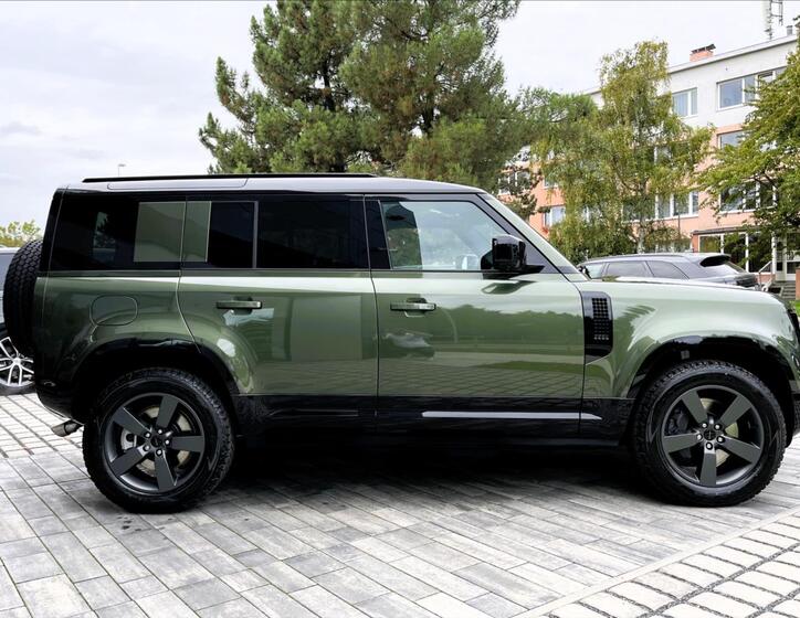 Land Rover Defender 9