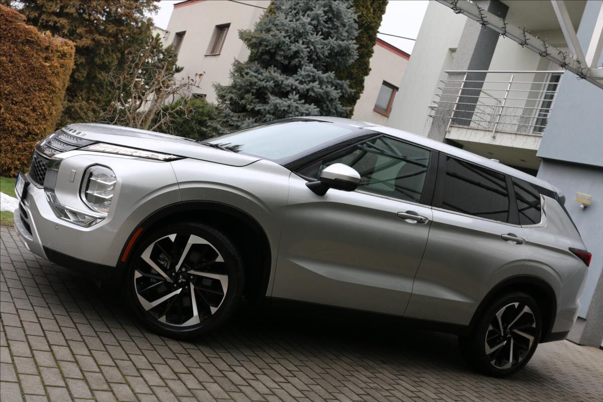 Mitsubishi Outlander SUV / Terénní 2,4 l 162 kw
