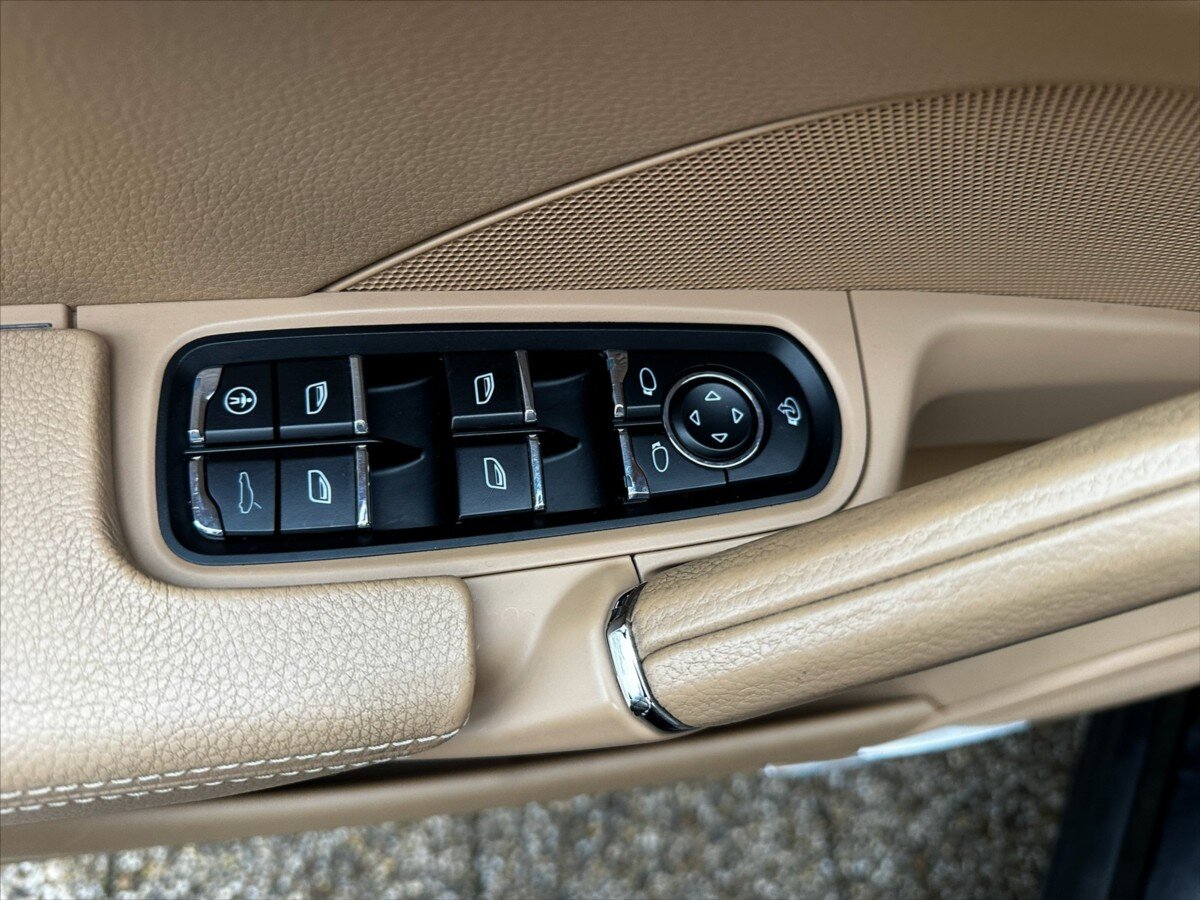 Porsche Cayenne Kombi 4,8 l 294 kw