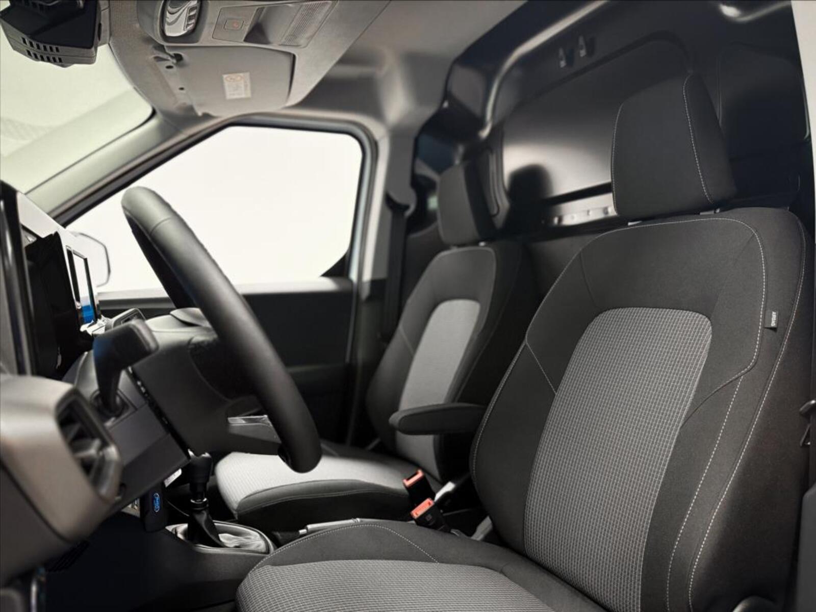 Ford Transit Courier 13