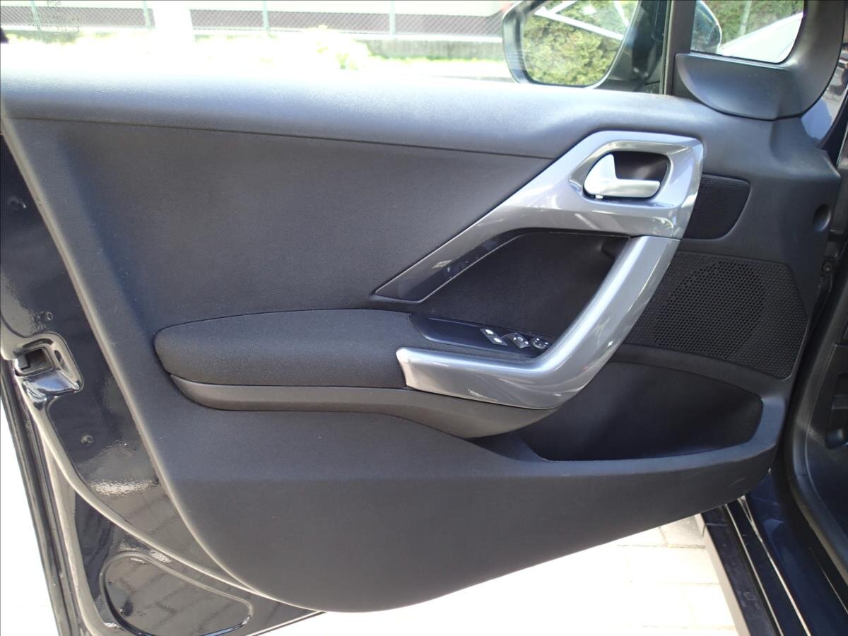 Peugeot 2008 Kombi 1,2 l 61 kw