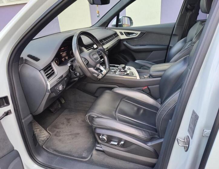 Audi Q7 11