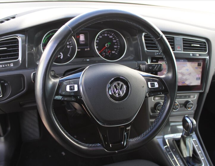 Volkswagen e-Golf 14
