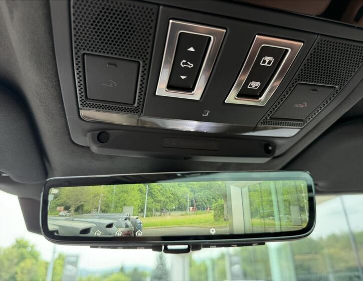 Land Rover Defender 14