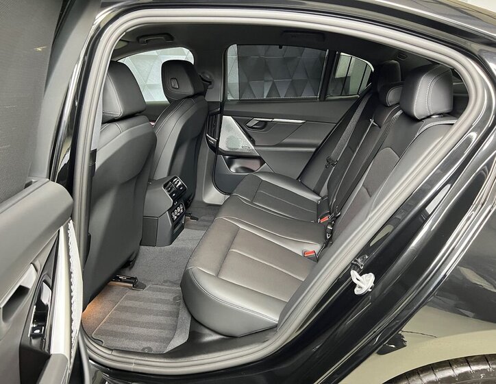 BMW Ostatní Sedan / Limuzína 0,0 290 kw