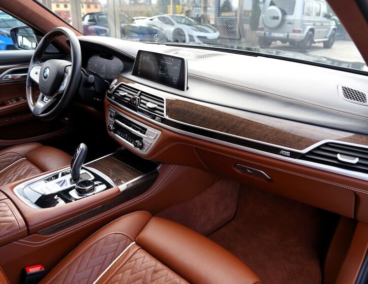 BMW Řada 7 Sedan / Limuzína 6,6 l 430 kw