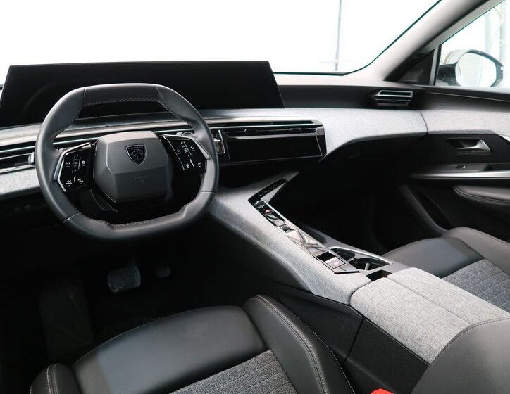 Peugeot 5008 SUV 1,2 l 100 kw