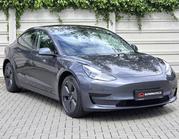 Tesla Model 3 Sedan / Limuzína 0,0 208 kw