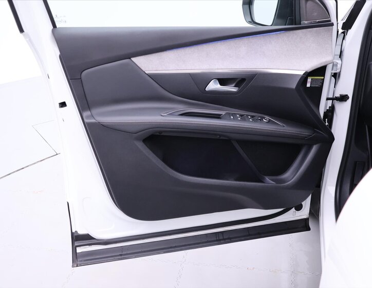 Peugeot 3008 SUV 1,6 l 133 kw