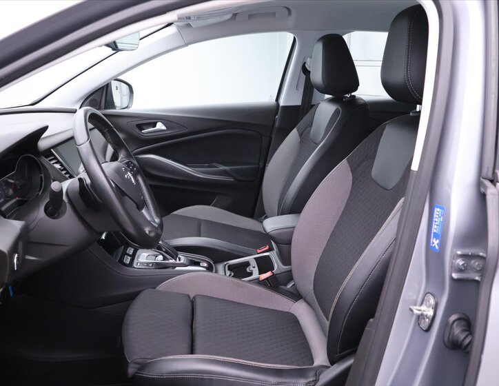 Opel Grandland X SUV 1,6 l 147 kw
