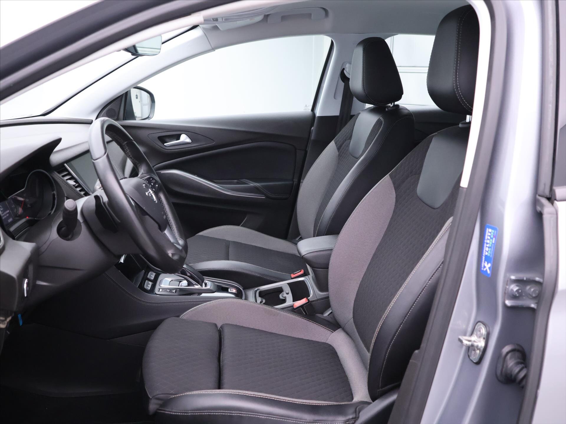 Opel Grandland X SUV 1,6 l 147 kw