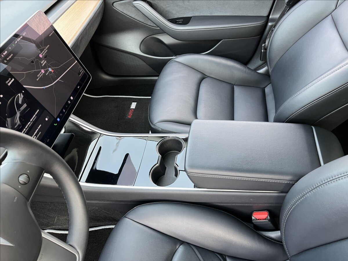 Tesla Model 3 Ostatní 0,0 239 kw