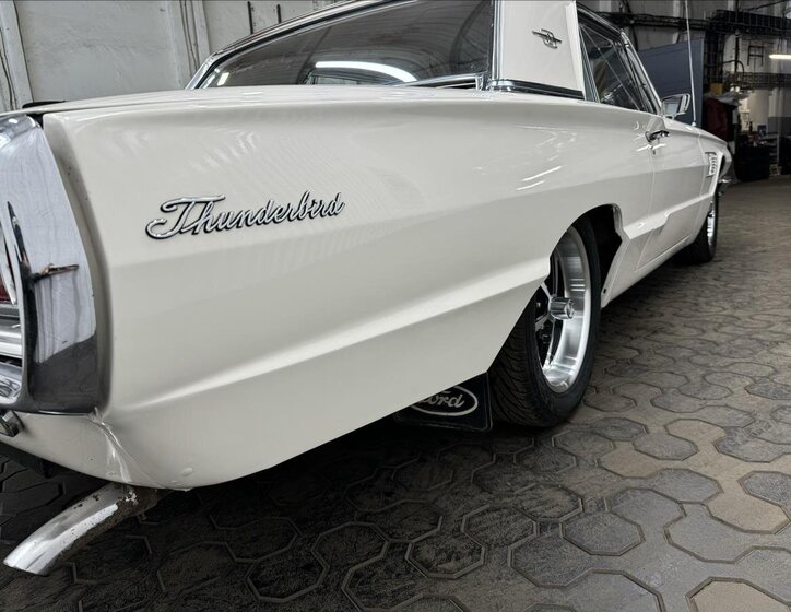 Ford Thunderbird Kupé 6,4 l 224 kw