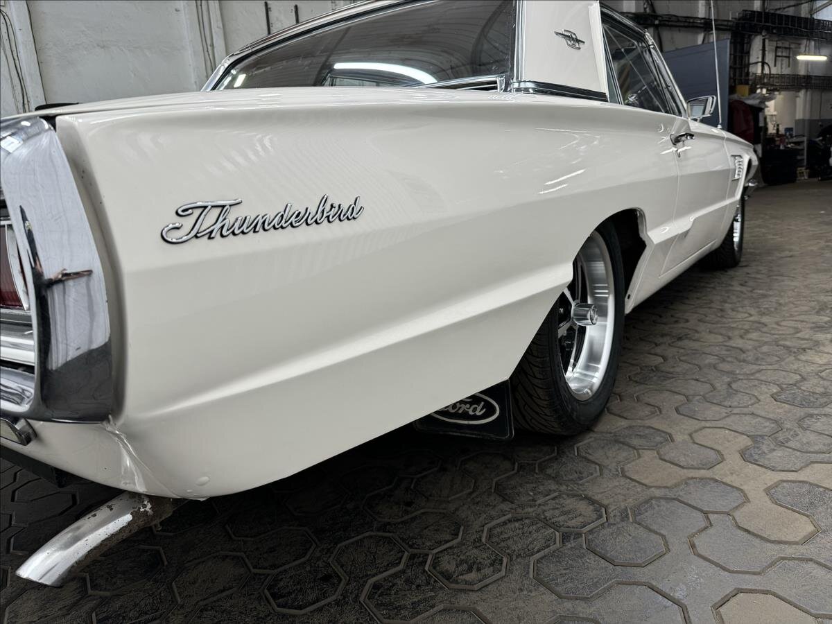 Ford Thunderbird Kupé 6,4 l 224 kw