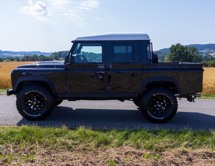 Land Rover Defender 4